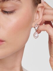 Silver Tone - Karen Millen Silver Tone Modern Pearl Drop Earrings - 图片2 / 5