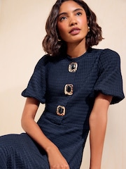Marina de guerra - Friends Like These Vestido abotonado a media pierna con mangas abullonadas y textura - Imagen 4 de 5