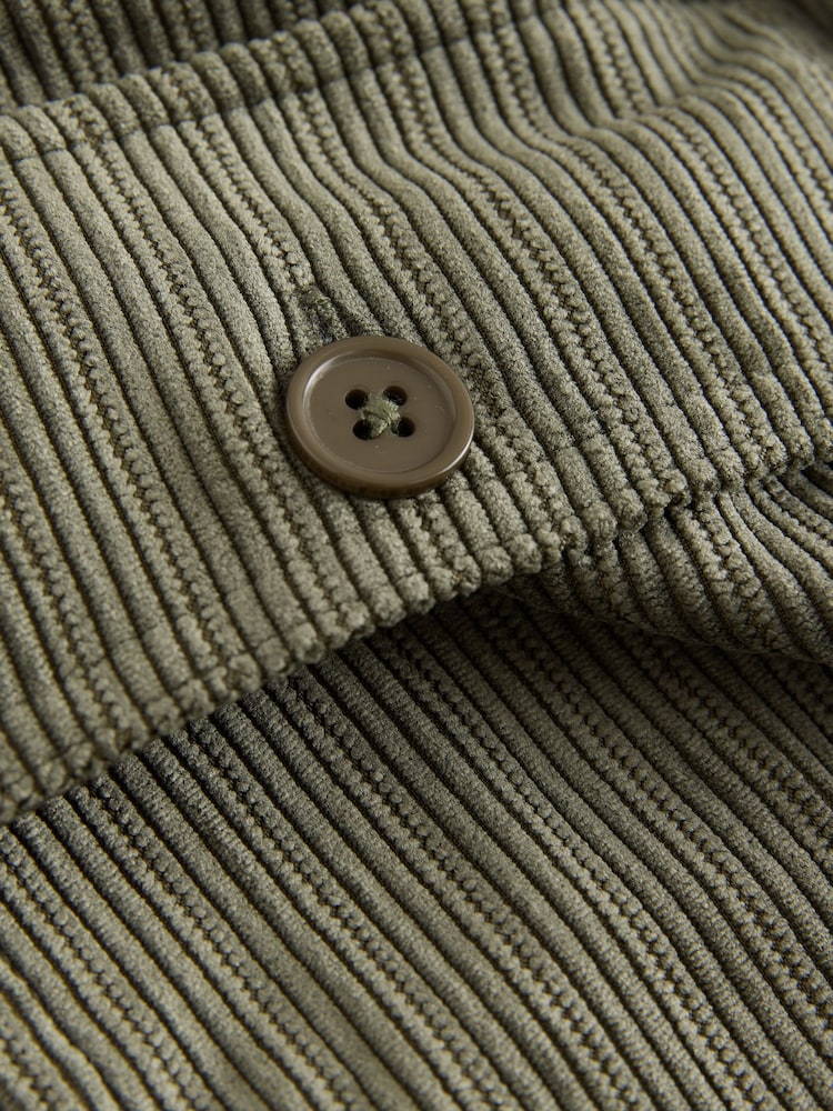 Verde caqui - Soft Corduroy Funnel Overhead Shacket - Imagen 8 de 8 Verde caqui - Soft Corduroy Funnel Overhead Shacket - Imagen 8 de 8