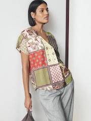 Multicoloured Patchwork Print - بلوزة تُلبس من الرأس بكُم قصير وياقة حرف V - صورة 1 من 7