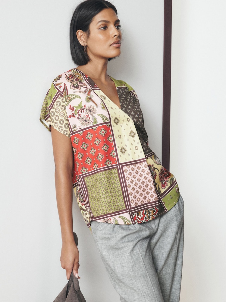Multicoloured Patchwork Print - بلوزة تُلبس من الرأس بكُم قصير وياقة حرف V - صورة 1 من 7