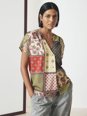 Multicoloured Patchwork Print - بلوزة تُلبس من الرأس بكُم قصير وياقة حرف V - صورة 2 من 7