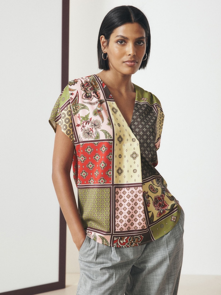 Multicoloured Patchwork Print - بلوزة تُلبس من الرأس بكُم قصير وياقة حرف V - صورة 2 من 7