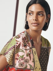 Multicoloured Patchwork Print - بلوزة تُلبس من الرأس بكُم قصير وياقة حرف V - صورة 3 من 7