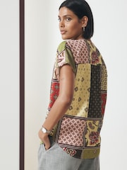 Multicoloured Patchwork Print - بلوزة تُلبس من الرأس بكُم قصير وياقة حرف V - صورة 4 من 7