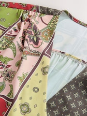 Multicoloured Patchwork Print - بلوزة تُلبس من الرأس بكُم قصير وياقة حرف V - صورة 7 من 7