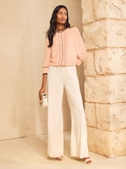 Rosa durazno - Blusa con detalle festoneado en las mangas Love & Roses 3/4 - Imagen 3 de 4