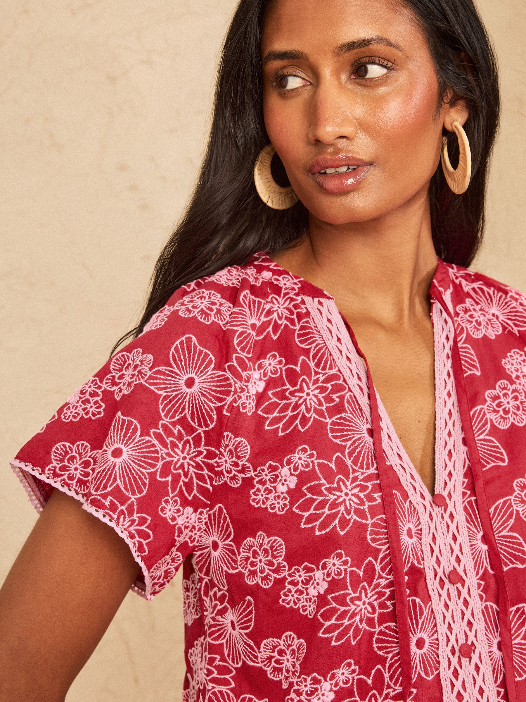 Comprar Vermelho - Blusa com decote em V e bordado floral Love