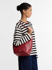 Czerwony - Barbour® Cedar Large Leather Bucket Bag - Obraz 1 z 7