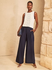 Love & Roses Sleeveless Scallop Detail Blouse - Imagen 3 de 4