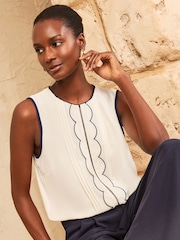 Love & Roses Sleeveless Scallop Detail Blouse - Imagen 4 de 4