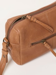Kasztanowobrązowy - FatFace Maya Leather Crossbody Bag - Obraz 2 z 3
