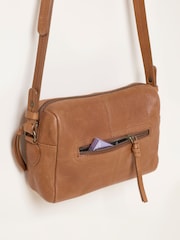 Kasztanowobrązowy - FatFace Maya Leather Crossbody Bag - Obraz 3 z 3