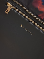 أزرق بتصميم زهور - حقيبة توت نيلون من B by Ted Baker - صورة 6 من 7
