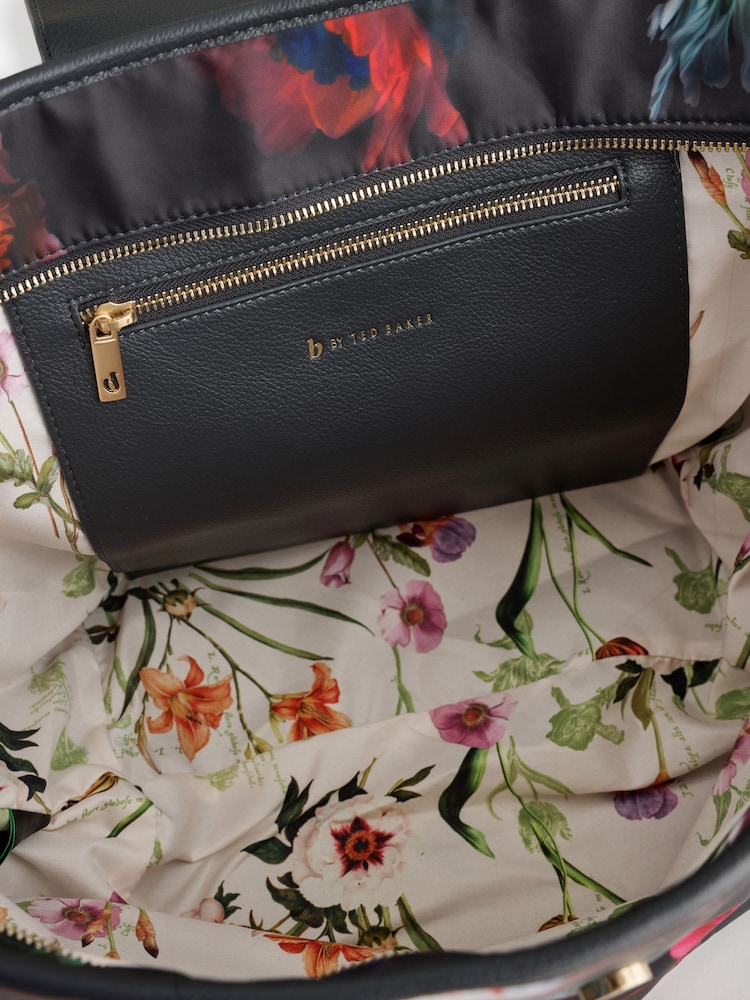 أزرق بتصميم زهور - حقيبة توت نيلون من B by Ted Baker - صورة 7 من 7 أزرق بتصميم زهور - حقيبة توت نيلون من B by Ted Baker - صورة 7 من 7