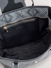 שחור מונוגרמה - B by Ted Baker Nylon Tote Bag - תמונה 2 מתוך 4