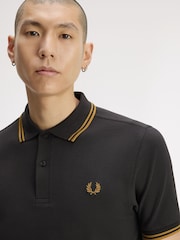 Grau - Fred Perry Kurzarm-Poloshirt mit Zierstreifen - Bild 3 von 5