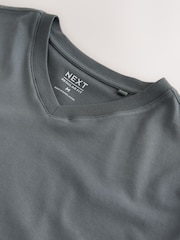Gris de charbon de bois - Ajustement régulier - T-shirt Essential à col en V - Image 7 de 8