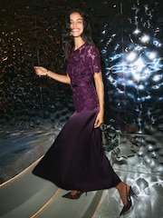 Rojo burdeos - Friends Like These Long Sleeve Lace Belted Satin Midi Dress - Imagen 3 de 4