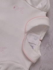 وردي ـ لباس قطعة واحدة مطرَّز بأرنب بياقة وقبّعة Lucy من Emile Et Rose - Image 6 of 6