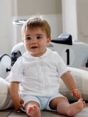 طقم Liam مكون من 2 قطعة يضم رداء علوي بياقة وطيات وشورت بتطريز متعرج باللون الأزرق من Emile Et Rose - صورة 1 من 7