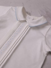 طقم Liam مكون من 2 قطعة يضم رداء علوي بياقة وطيات وشورت بتطريز متعرج باللون الأزرق من Emile Et Rose - صورة 6 من 7