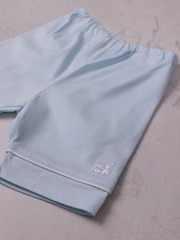 طقم Liam مكون من 2 قطعة يضم رداء علوي بياقة وطيات وشورت بتطريز متعرج باللون الأزرق من Emile Et Rose - صورة 7 من 7