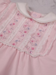 Libby - طقم مكون من 2 قطعة: شورت وبلوزة مزينة بتطريز ودانتيل - Image 7 of 7