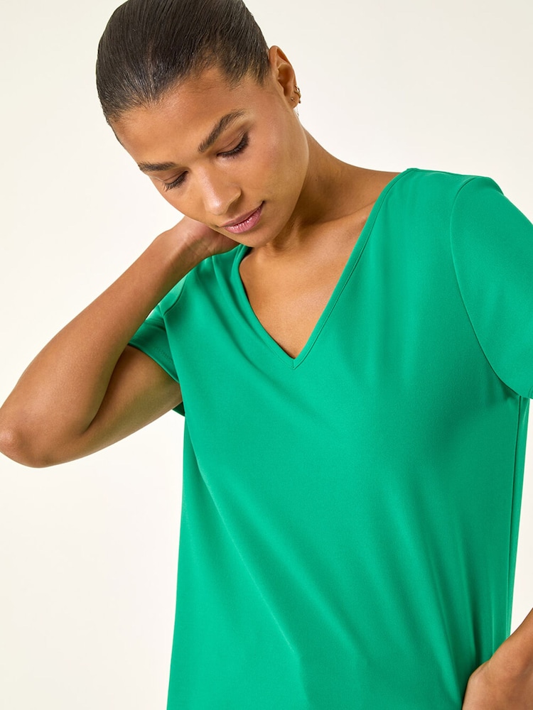 ירוק - Roman Scalloped Hem V-Neck T-Shirt - תמונה 1 מתוך 5