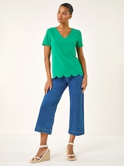 ירוק - Roman Scalloped Hem V-Neck T-Shirt - תמונה 2 מתוך 5