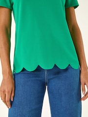 ירוק - Roman Scalloped Hem V-Neck T-Shirt - תמונה 5 מתוך 5
