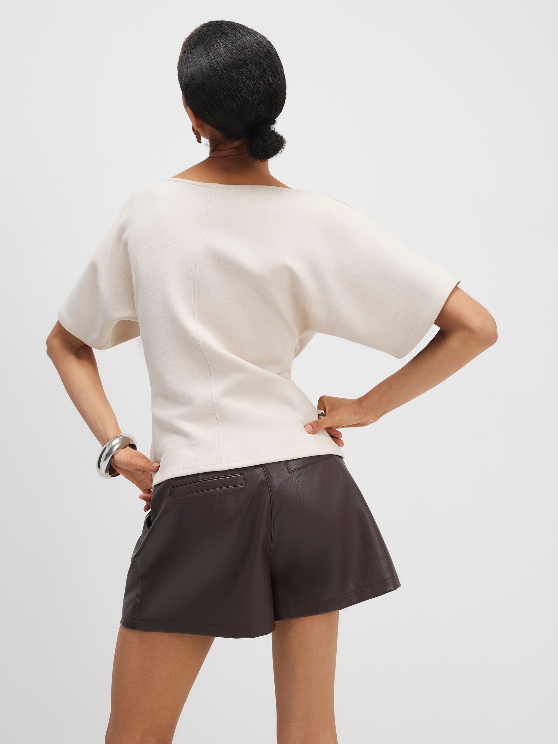 Comprar Blusa de manga curta com detalhe franzido lateral em