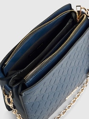 River Island תיק עם רצועת שרשרת צולבת ועיטור מוטבע - תמונה 5 מתוך 6