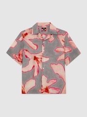 Rosa - Reiss Springs Graphic Floral-Print Short-Sleeve Shirt - Imagen 2 de 5