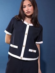 بلوزة PixieGirl Petite بأكمام قصيرة وأزرار وحواف بلون متباين - Image 1 of 2