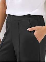 שחור - PixieGirl Petite מכנסי סקובה בעיטור קפל תפור - תמונה 4 מתוך 5