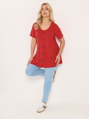 אדום - Yours Curve חולצת טי סווינג עם כפתורים בחזית - תמונה 2 מתוך 5
