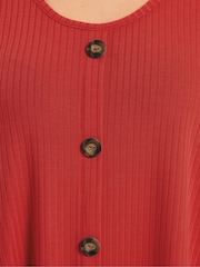 אדום - Yours Curve חולצת טי סווינג עם כפתורים בחזית - תמונה 3 מתוך 5