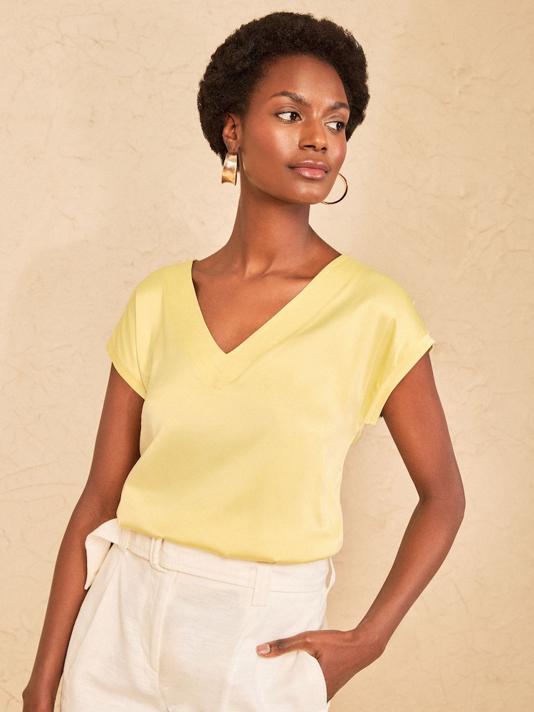 Amarillo mantequilla - Camiseta de cuello de pico con frontal de satén y espalda de punto de Love & Roses - Imagen 1 de 4