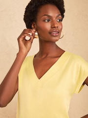 Amarillo mantequilla - Camiseta de cuello de pico con frontal de satén y espalda de punto de Love & Roses - Imagen 2 de 4