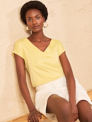 Amarillo mantequilla - Camiseta de cuello de pico con frontal de satén y espalda de punto de Love & Roses - Imagen 3 de 4