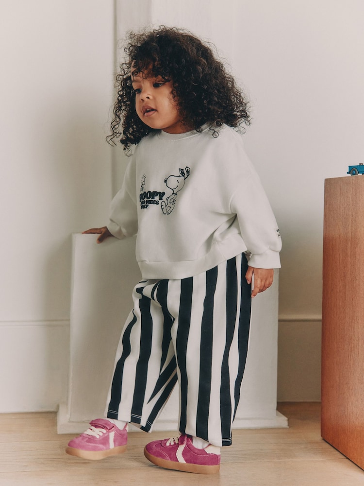 كريم - Snoopy Sweatshirt and Barrel Leg Set (6mths-7yrs) - صورة 2 من 5 كريم - Snoopy Sweatshirt and Barrel Leg Set (6mths-7yrs) - صورة 2 من 5