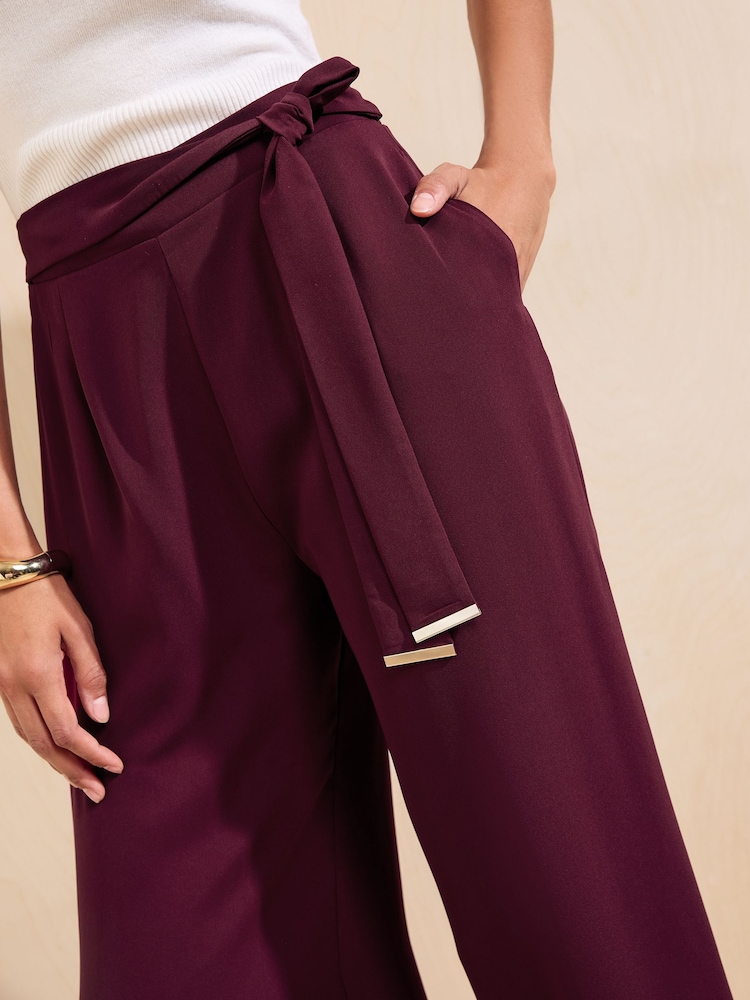 Burgunderrot - Friends Like These Tie Waisted Wide Leg Trousers - Bild 2 von 5 Burgunderrot - Friends Like These Tie Waisted Wide Leg Trousers - Bild 2 von 5