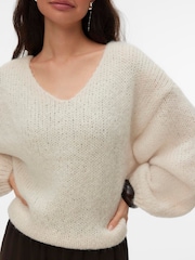 VERO MODA Cream Long Sleeve 2 Way V-Neck Jumper - Image 4 of 5
