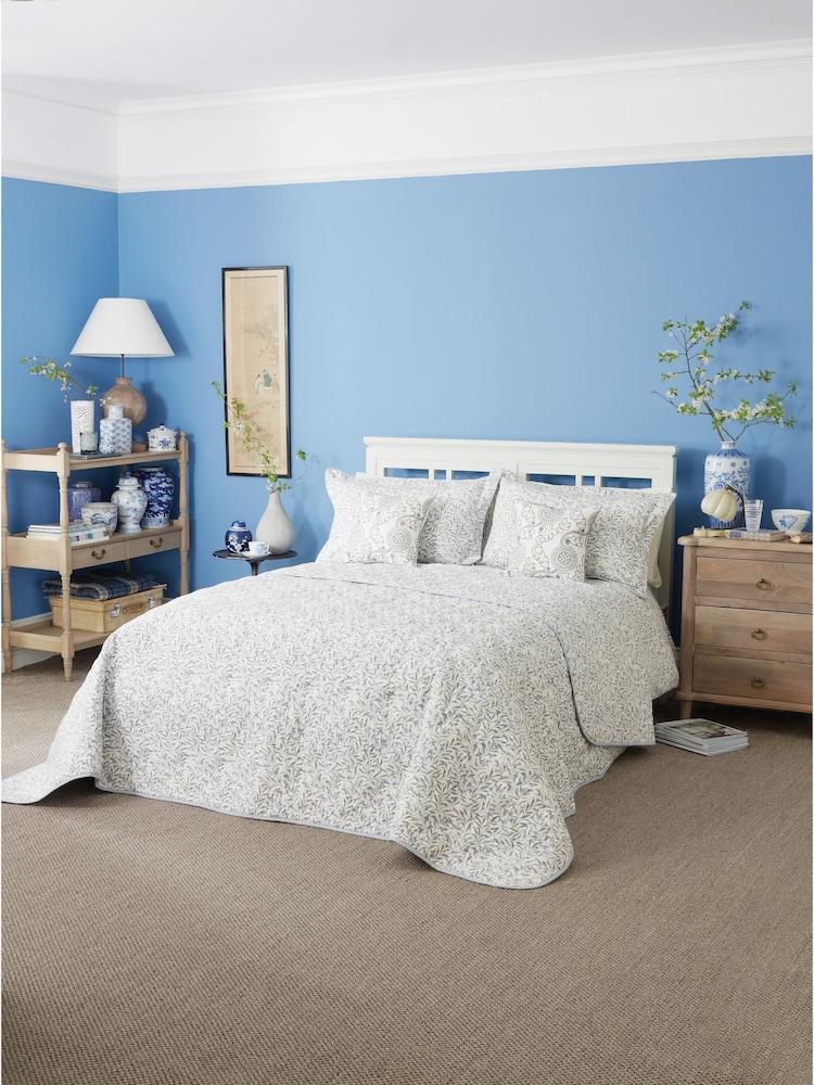 Morris & Co China Blue Willow Bough Quilted Throw - Image 1 of 3