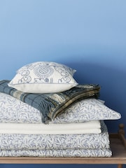 Morris & Co China Blue Willow Bough Quilted Throw - Image 2 of 3