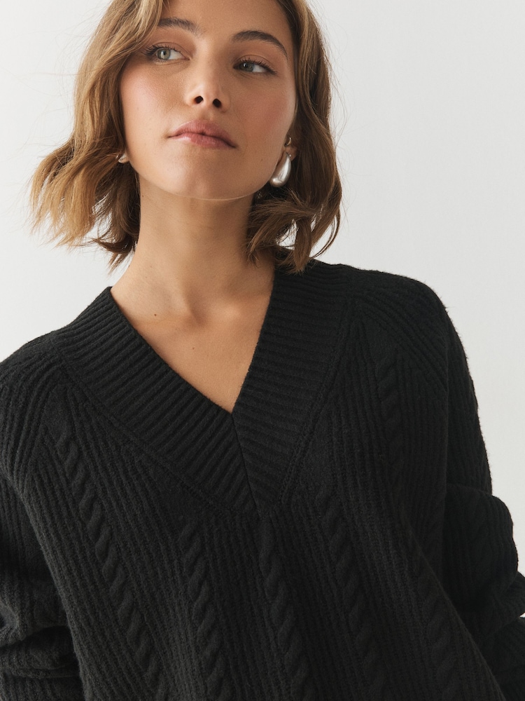 Czarny - Supersoft Cable Knit V-Neck Mid Length Jumper - Obraz 4 z 4 Czarny - Supersoft Cable Knit V-Neck Mid Length Jumper - Obraz 4 z 4