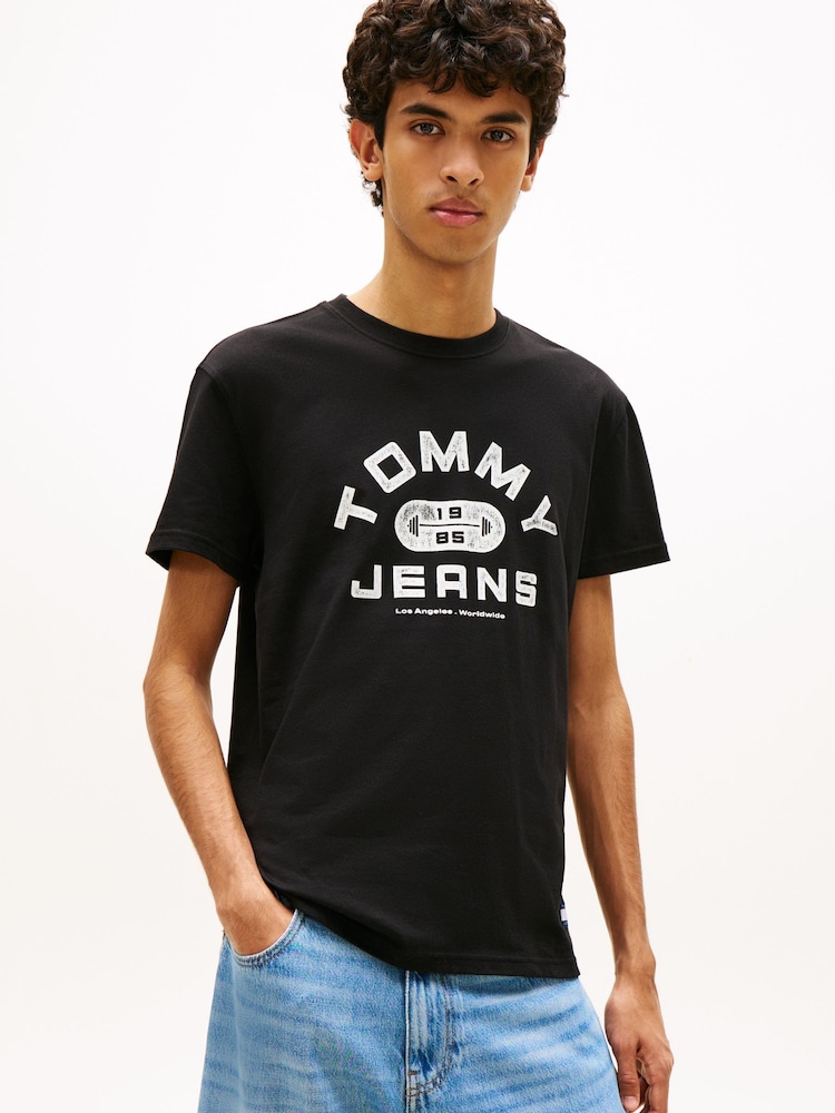 שחור - Tommy Jeans Graphic Crew Neck Jersey T-Shirt - תמונה 1 מתוך 5