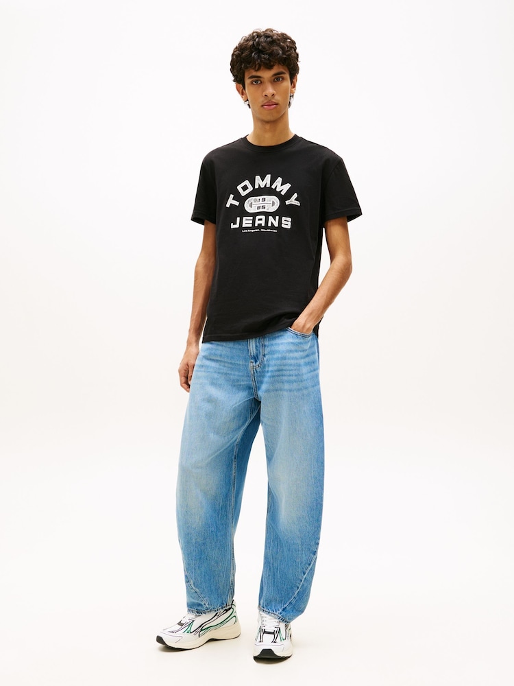 שחור - Tommy Jeans Graphic Crew Neck Jersey T-Shirt - תמונה 2 מתוך 5