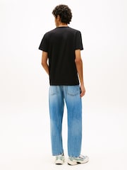 שחור - Tommy Jeans Graphic Crew Neck Jersey T-Shirt - תמונה 3 מתוך 5